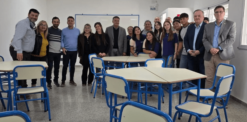 Felipe Michlig y José Goity junto a autoridades y comunidad educativa durante la inauguración de un aula en la Escuela N° 345 de Huanqueros.