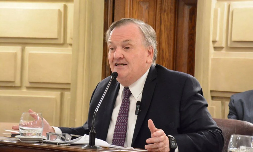 Felipe Michlig reclamó por obras de vivienda en San Cristóbal y cuestionó al ministro Lisandro Enrico