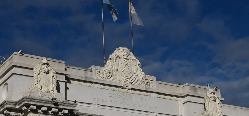 Vista exterior del edificio de la Legislatura de la provincia de Santa Fe en una jornada sin actividad institucional.