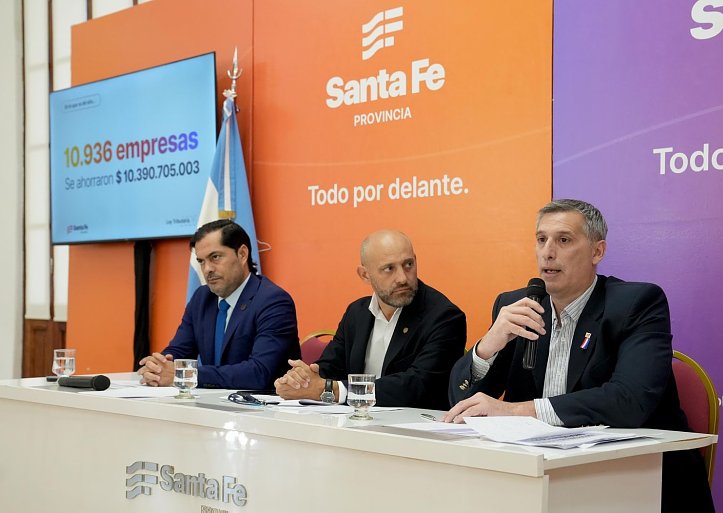 Los ministros Pablo Olivares, Roald Báscolo y Gustavo Puccini durante la presentación de los resultados de la Ley Tributaria 2026 en Santa Fe.