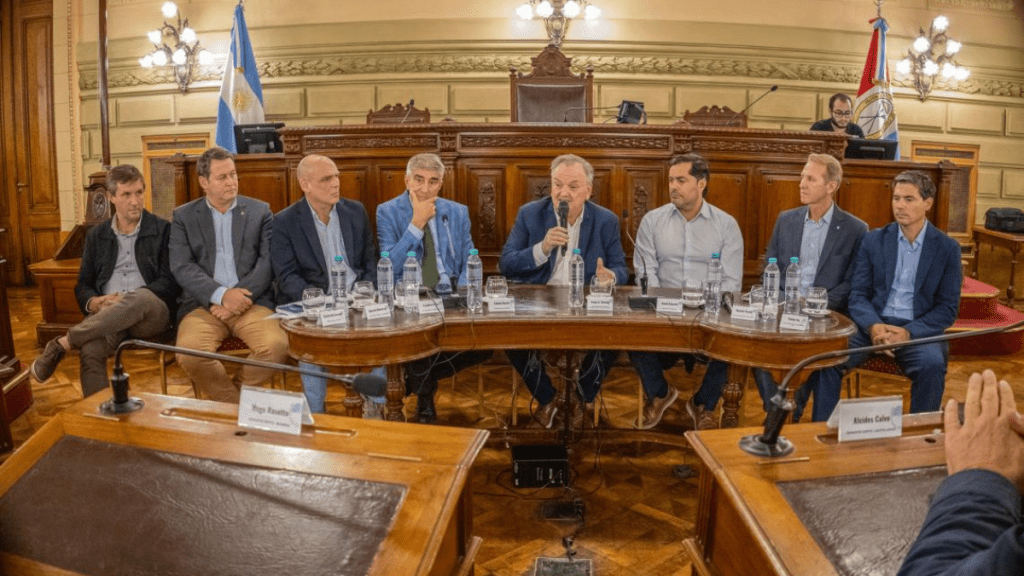 Reunión en el Senado de Santa Fe por la crisis de Lácteos Verónica con participación de legisladores, funcionarios y trabajadores