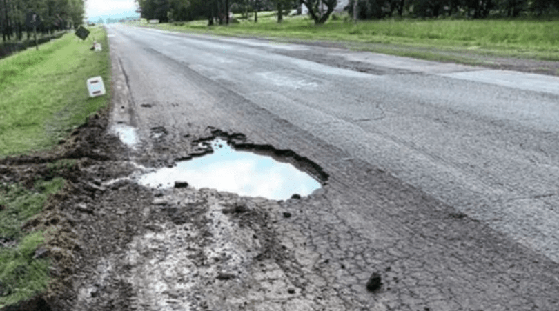 Pozo y deterioro sobre la Ruta Nacional 34 en el departamento San Cristóbal, uno de los tramos reclamados judicialmente.