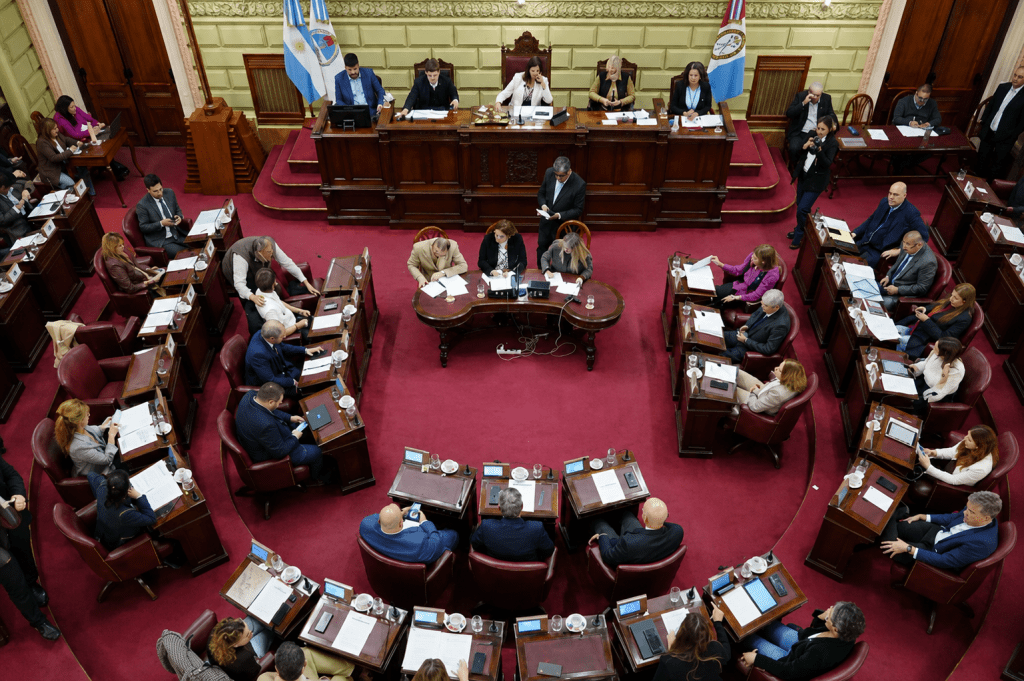 Sesión de la Cámara de Diputados de Santa Fe donde se aprobó la obligatoriedad del informe bianual sobre microtráfico.