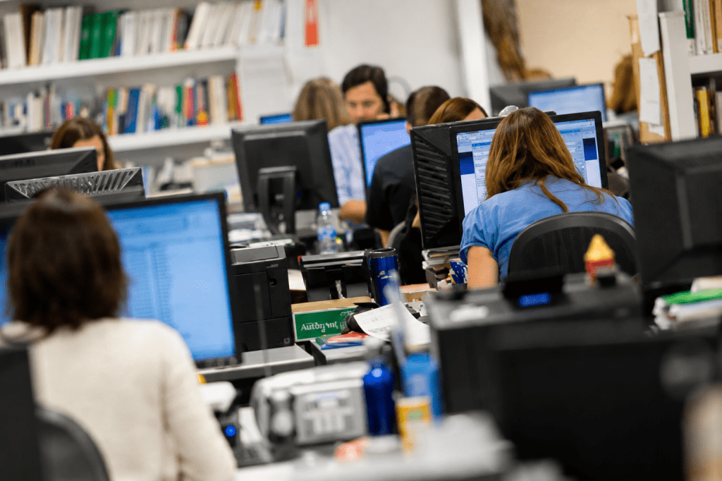 Empleado público realizando trámites vinculados a licencias médicas y salud laboral en la administración provincial.