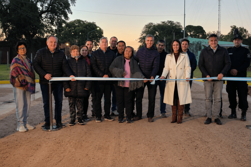 Felipe Michlig, Pablo Seghezzo y autoridades locales durante la inauguración de obras de infraestructura en Ambrosetti.