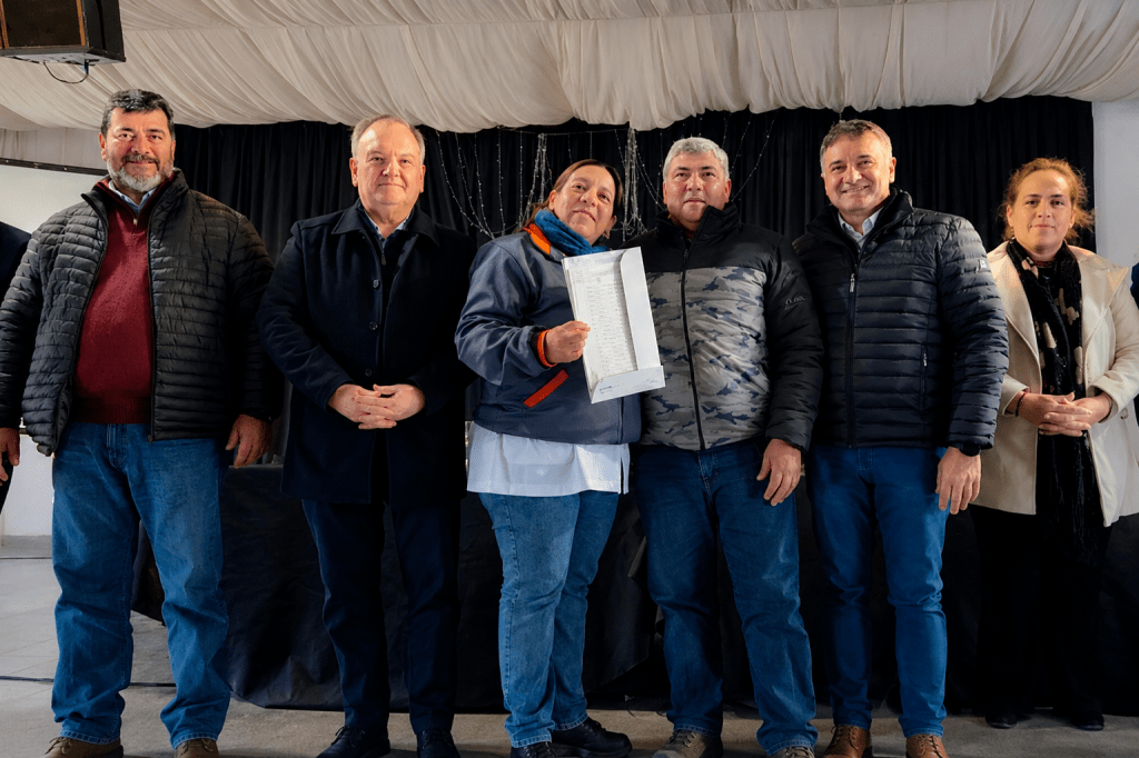 Michlig entregó escrituras y aportes a familias e&nbsp;instituciones