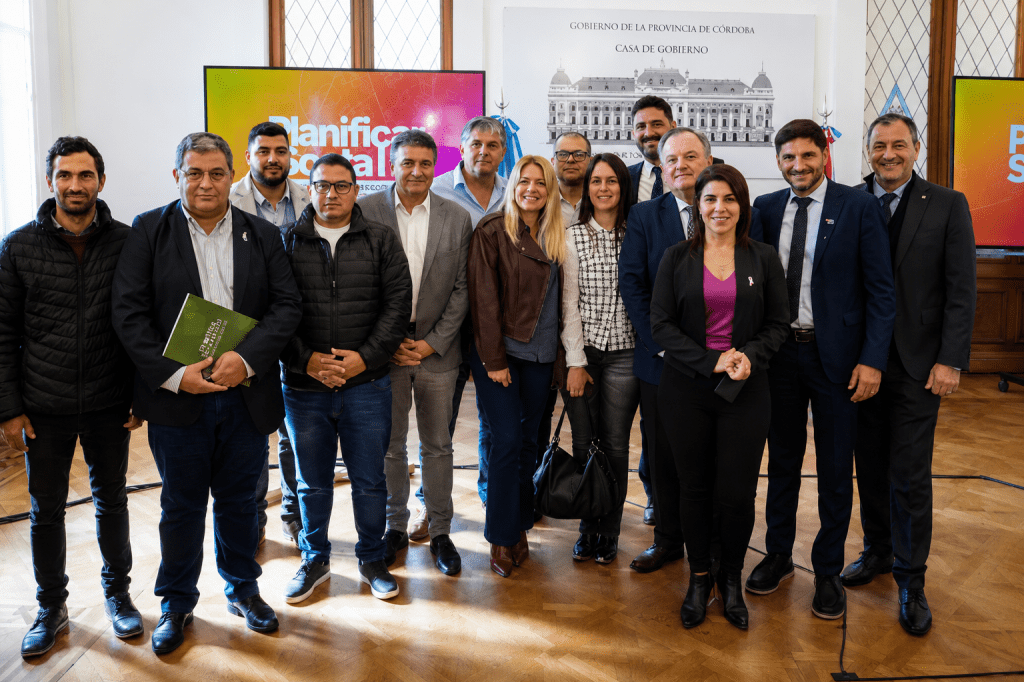 Autoridades provinciales y locales durante la presentación del programa Planificar Santa Fe-Región Norte en Casa de Gobierno.