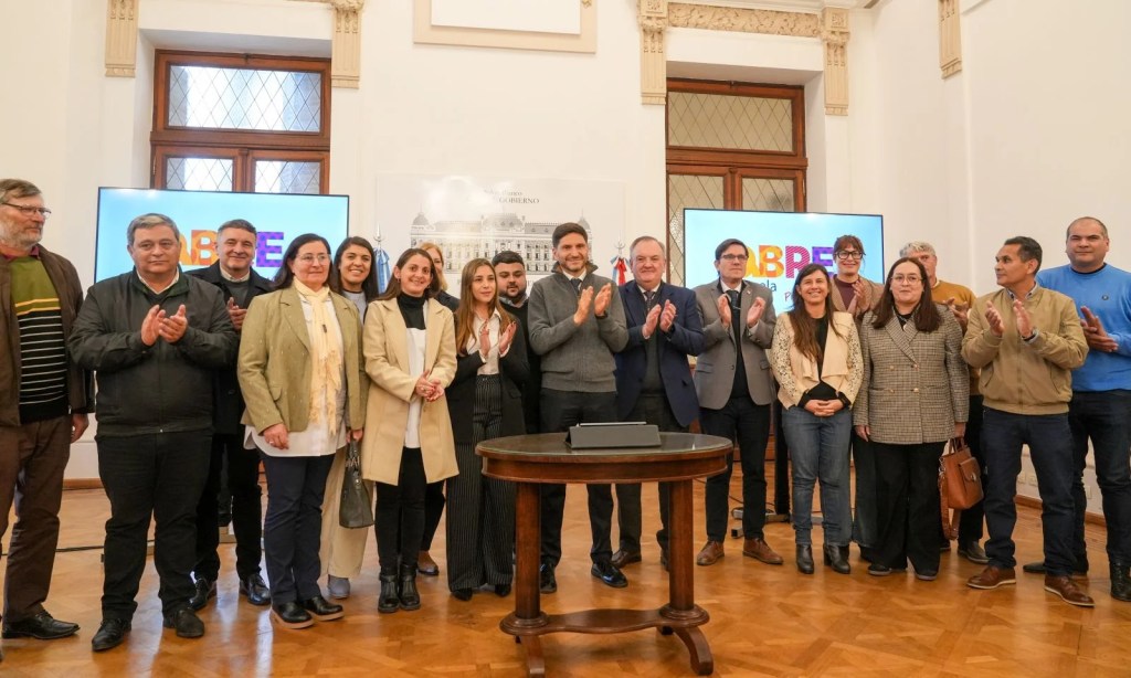 Autoridades provinciales, comunales y educativas firman los convenios del programa Mil Aulas para construir nuevas aulas en el departamento San Cristóbal.
